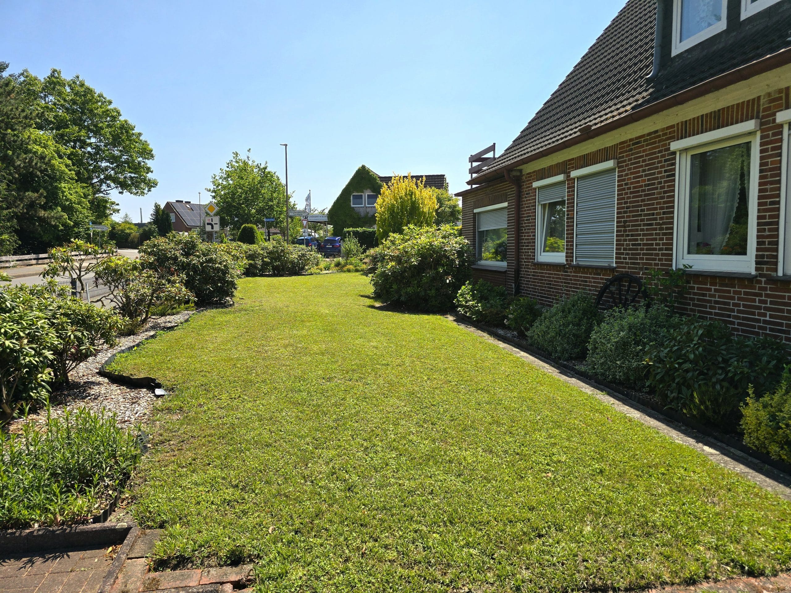 Garten zur Straße hin