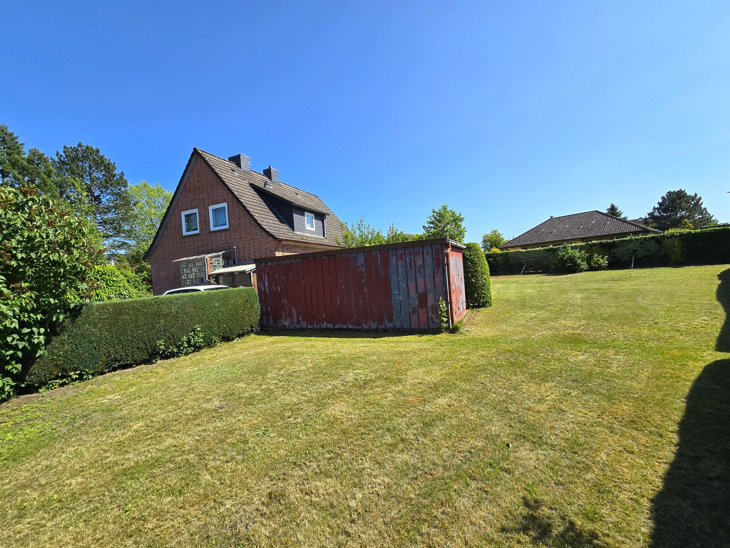 Gartenansicht mit Blick auf Garage