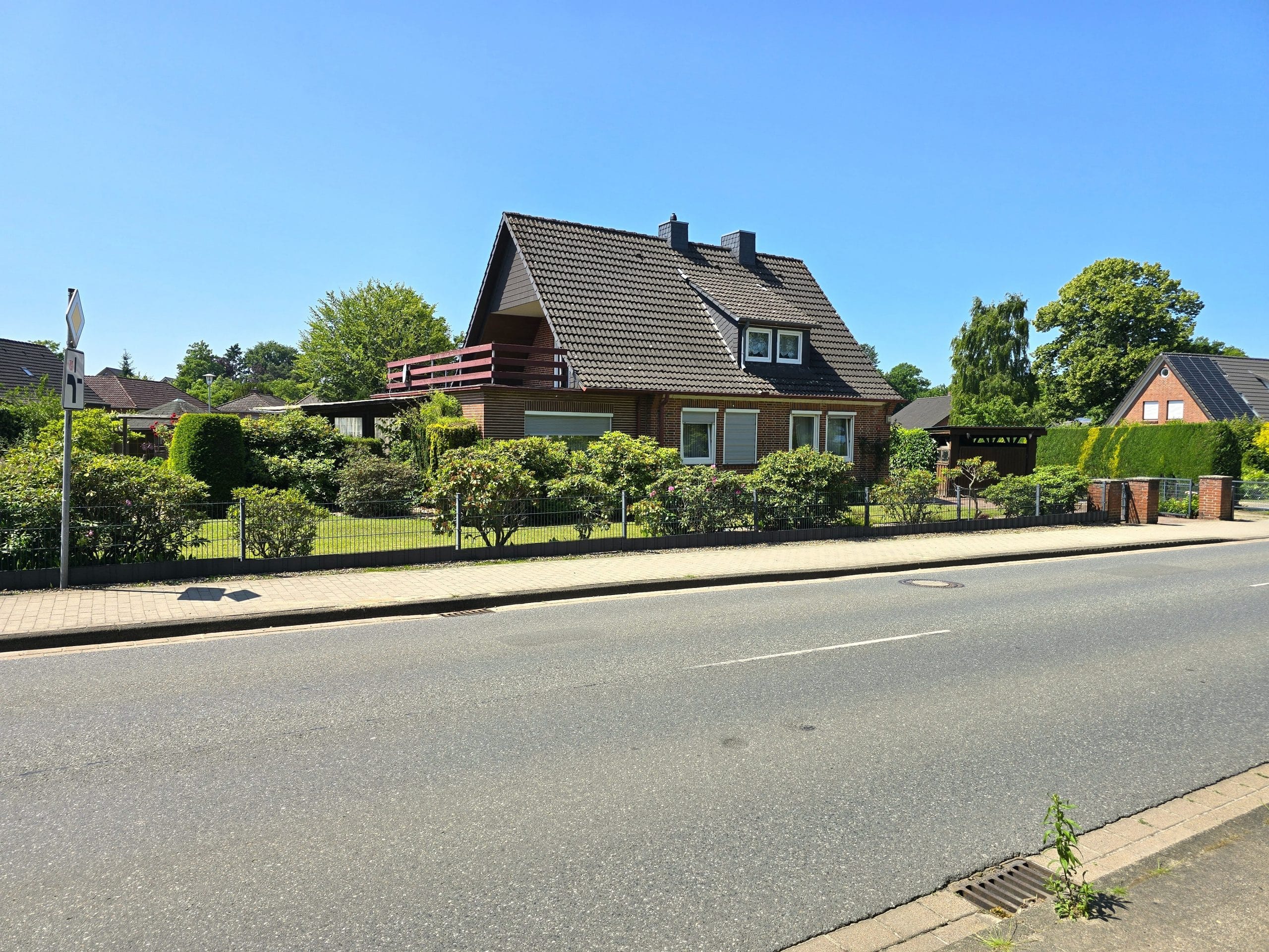 Hausansicht totale von der anderen Straßenseite