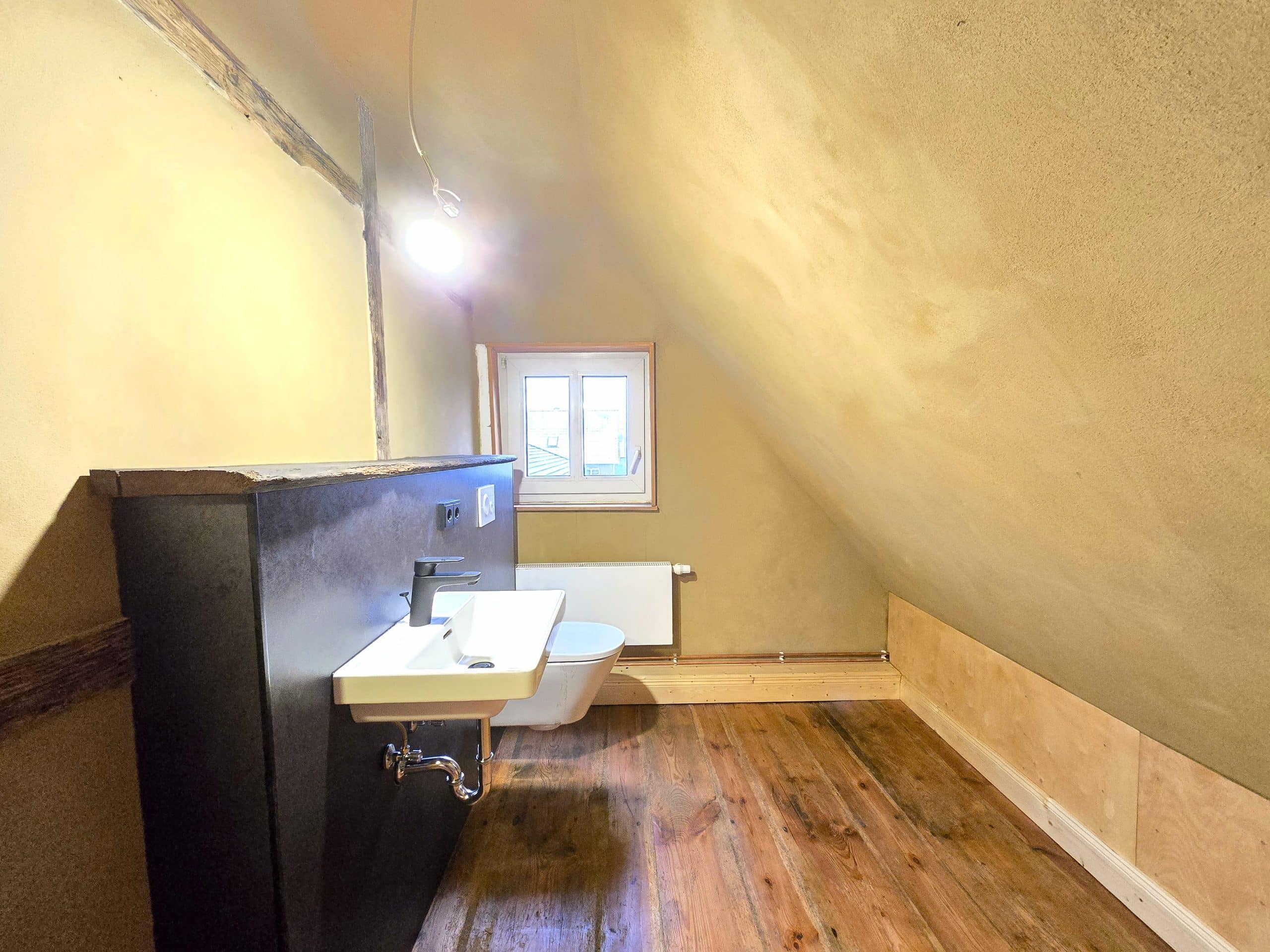 Badezimmer Waschbecken und WC