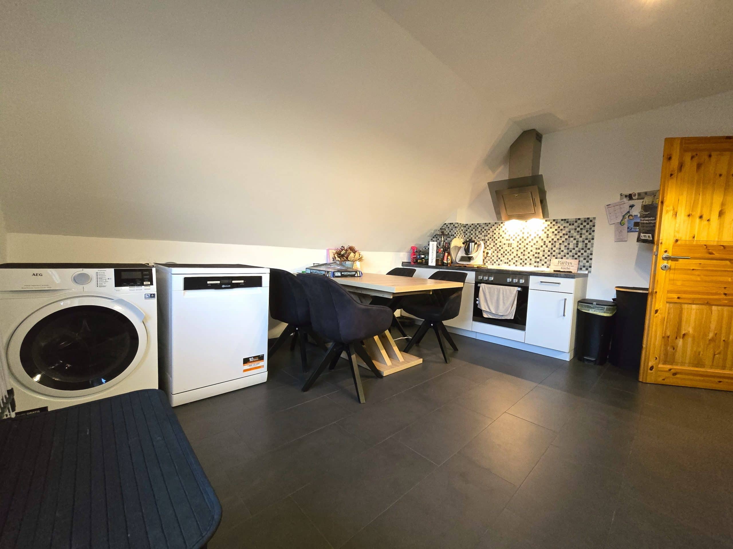Dachgeschoss Küche mit Herd, Waschmaschine und Trockner