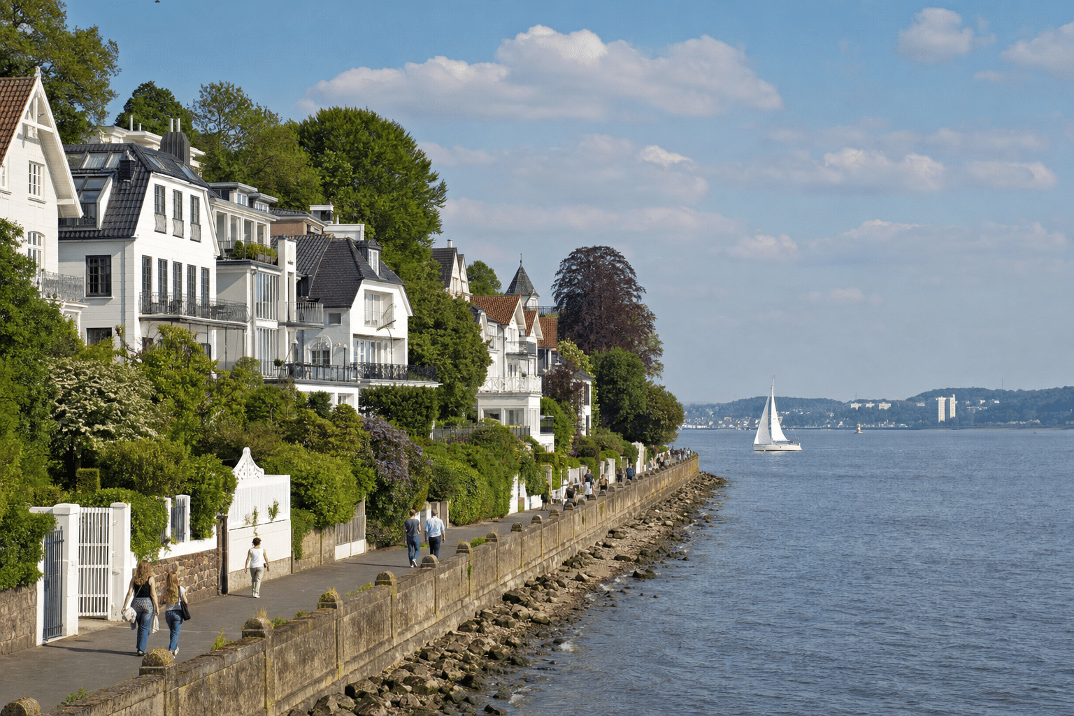 Wohnhäuser und Spaziergänger an der Elbe in Hamburg-Blankenese